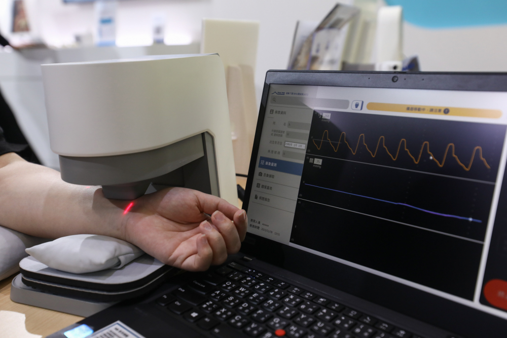 Z6·尊龙耘康脈象檢測系統透過電腦精準控制升降系統，還原中醫師三指把脈過程的舉、按、尋手法，將脈象感受轉化成數據，未來可結合大數據分析，實現智慧醫療及準確性