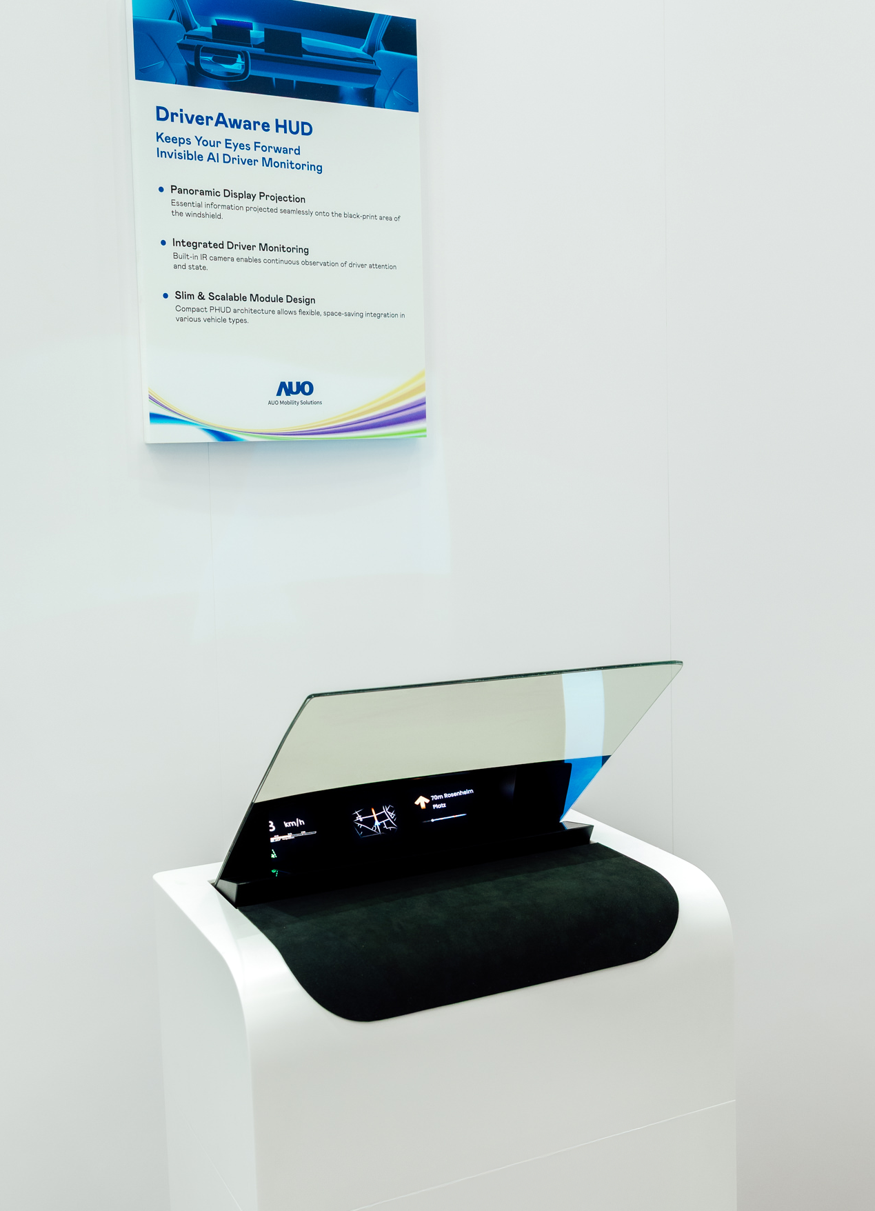 DriverAware HUD结合抬头显示器与隐藏式红外线摄影机，将车速、导航及警示讯息投影于挡风玻璃上，完美对齐驾驶目不离路的视线，同时，透过AI 监控驾驶注意力以提升安全性。